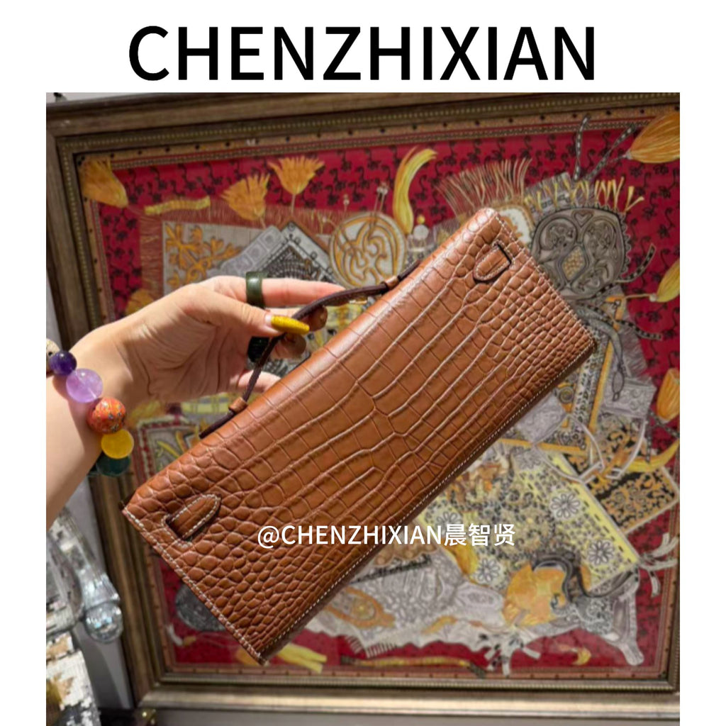 31cm crocodile-embossed handbag, made of cowhide leather, with all-steel hardware.
