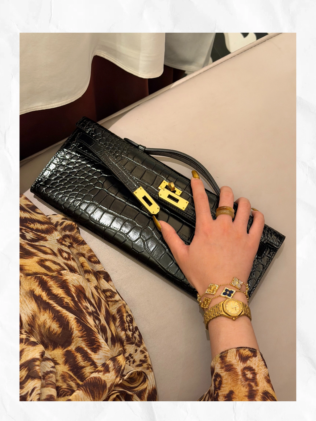 31cm crocodile-embossed handbag, made of cowhide leather, with all-steel hardware.