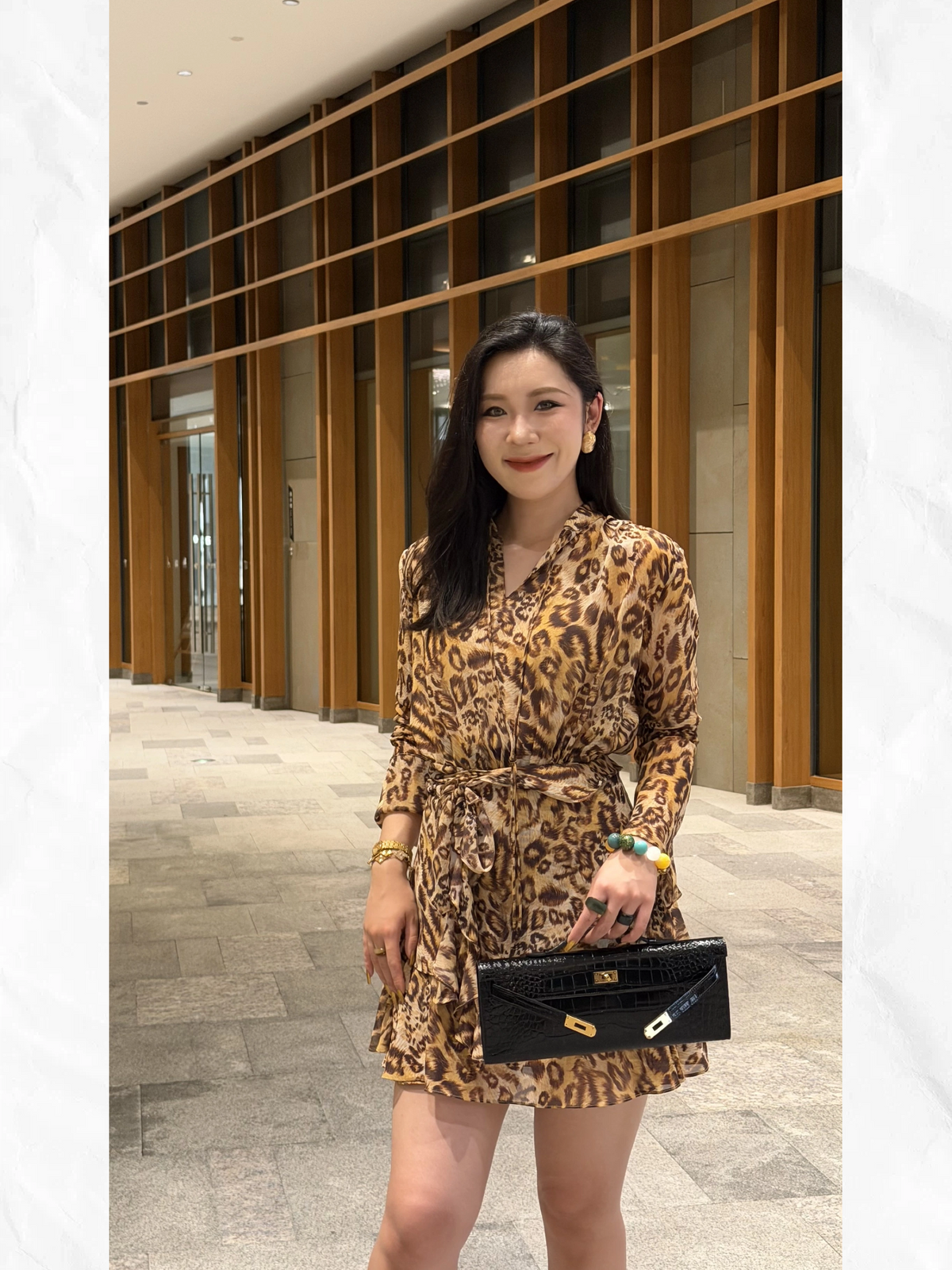 31cm crocodile-embossed handbag, made of cowhide leather, with all-steel hardware.