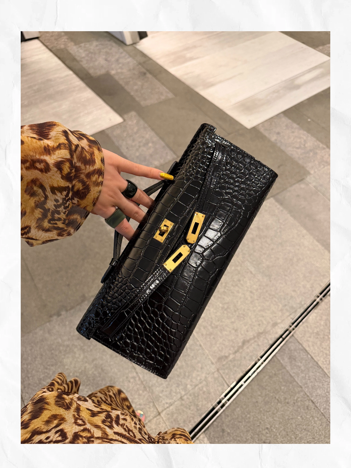 31cm crocodile-embossed handbag, made of cowhide leather, with all-steel hardware.