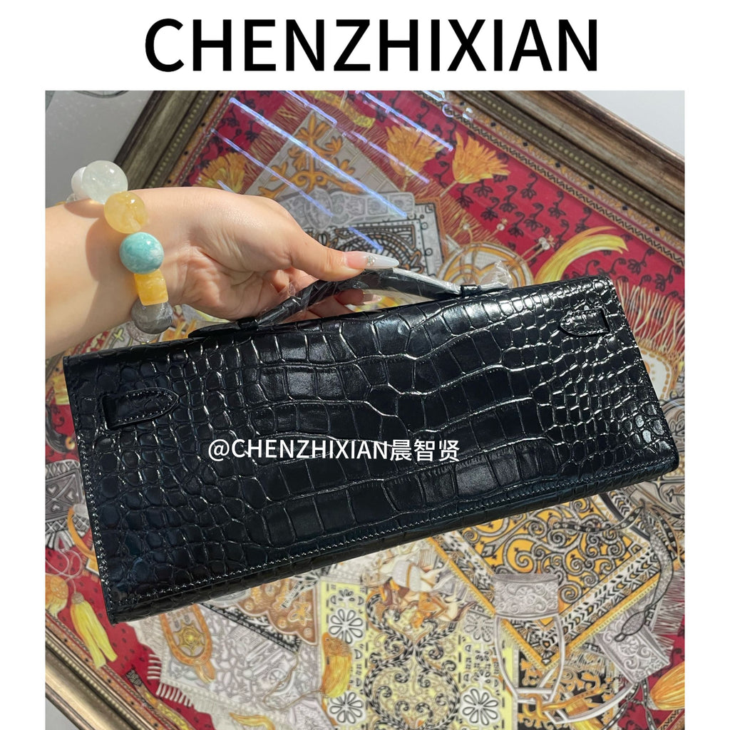 31cm crocodile-embossed handbag, made of cowhide leather, with all-steel hardware.