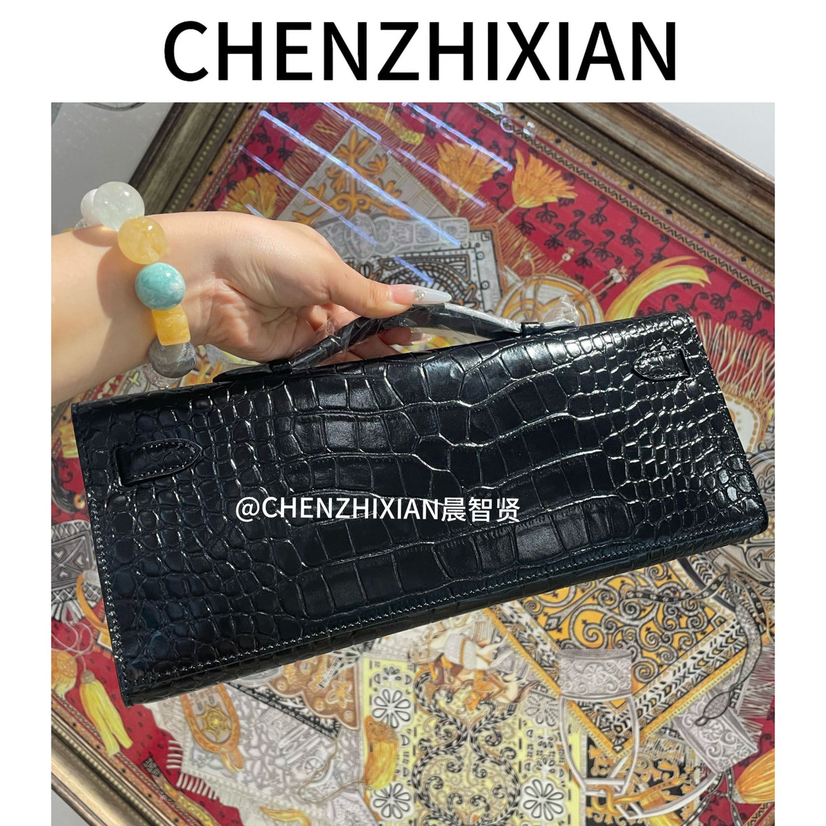 31cm crocodile-embossed handbag, made of cowhide leather, with all-steel hardware.