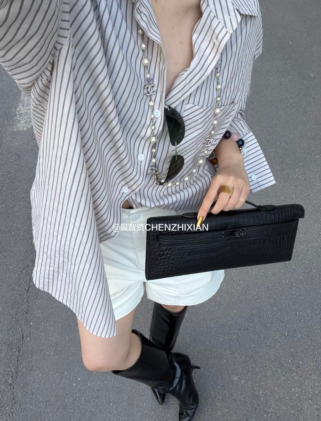 31cm crocodile-embossed handbag, made of cowhide leather, with all-steel hardware.